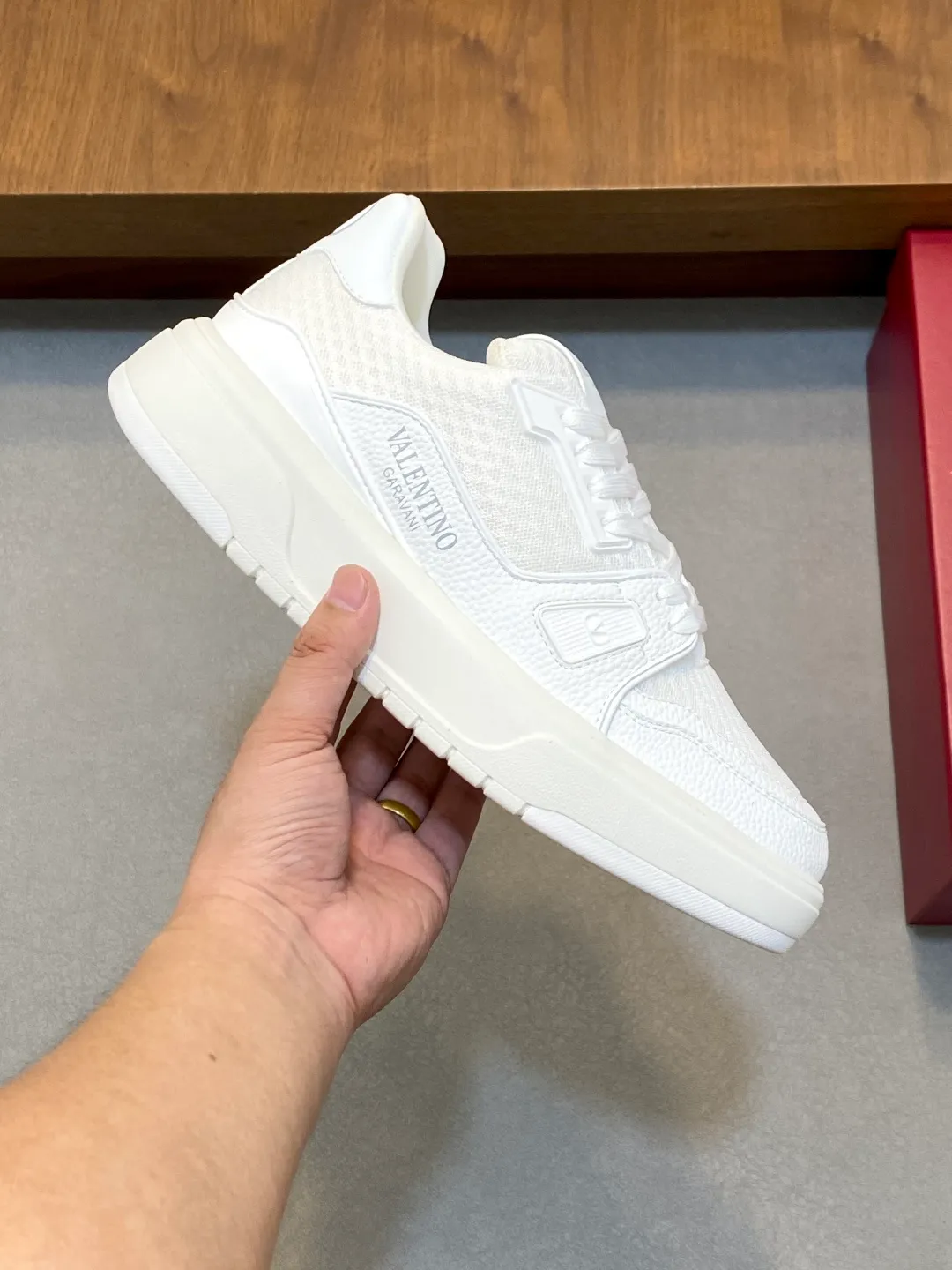 Men's shoes 💰660 Valentino/VALENTINO JOIE DE JOUER couple's low-top sneakers. This sneaker is made of splicing and is decorated with rubber VLOGO SIGNATURE details on the front. The upper is punched and the tongue is decorated with VLOGO SIGNATURE. Logo, with two-color rubber outsole, suede leather fabric lining, logo cowhide insole, fashionable and elegant style, comfortable and breathable for the upper foot, full of personality, and comes with a complete set of original packaging! Code number: 39-44 (38, 45 customized)